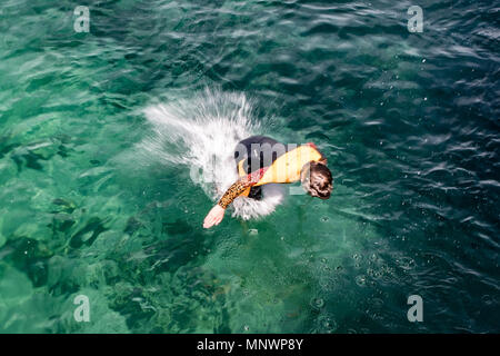 Mousehole, Cornwall, Regno Unito. Il 20 maggio 2018. Regno Unito Meteo. Un'altra giornata calda e soleggiata per la Cornovaglia, con gente che si diverte a Mousehole Harbour. Credito: Simon Maycock/Alamy Live News Foto Stock