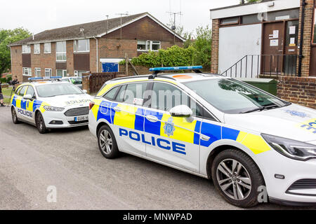 Horam, East Sussex, Regno Unito. Il 20 maggio 2018. La polizia e gli ufficiali forensi rimangono in corrispondenza di un indirizzo in Horam East Sussex dopo essere stato chiamato a Manor Court a circa 5pm ieri dove il corpo di una donna è stato scoperto. La vittima, 21 anni di oliva Rebecca noto come Bex ora è stato rimosso dalla proprietà e attende post mortem risultati. Due uomini di età compresa tra 19 e 55 arrestati in connessione con l'incidente sono stato adesso rilasciate dalla custodia della polizia. Credito: Alan Fraser/Alamy Live News Foto Stock