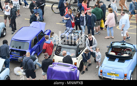 Brighton, Regno Unito. Il 20 maggio 2018. Centinaia di Mini automobili e dei loro proprietari parcheggiato lungo la Brighton Seafront come essi prendono parte in Londra a Brighton Mini Run 2018 . La manifestazione è organizzata dalla London & Surrey Mini Owners Club e le automobili auto giù dal Crystal Palace di Londra Sud a Madeira unità credito Brighton: Simon Dack/Alamy Live News Foto Stock