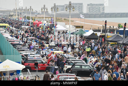 Brighton, Regno Unito. Il 20 maggio 2018. Centinaia di Mini automobili e dei loro proprietari parcheggiato lungo la Brighton Seafront come essi prendono parte in Londra a Brighton Mini Run 2018 . La manifestazione è organizzata dalla London & Surrey Mini Owners Club e le automobili auto giù dal Crystal Palace di Londra Sud a Madeira unità credito Brighton: Simon Dack/Alamy Live News Foto Stock