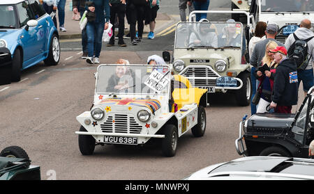 Brighton, Regno Unito. Il 20 maggio 2018. Un Mini fuma con i driver vestito come la nuova sposa il Duca e la Duchessa di Sussex si unisce alle centinaia di vetture che prendono parte alla Londra a Brighton Mini auto Run 2018 . La manifestazione è organizzata dalla London & Surrey Mini Owners Club e le automobili auto giù dal Crystal Palace di Londra Sud a Madeira unità credito Brighton: Simon Dack/Alamy Live News Foto Stock