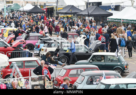 Brighton, Regno Unito. Il 20 maggio 2018. Centinaia di Mini automobili e dei loro proprietari parcheggiato lungo la Brighton Seafront come essi prendono parte in Londra a Brighton Mini Run 2018 . La manifestazione è organizzata dalla London & Surrey Mini Owners Club e le automobili auto giù dal Crystal Palace di Londra Sud a Madeira unità credito Brighton: Simon Dack/Alamy Live News Foto Stock