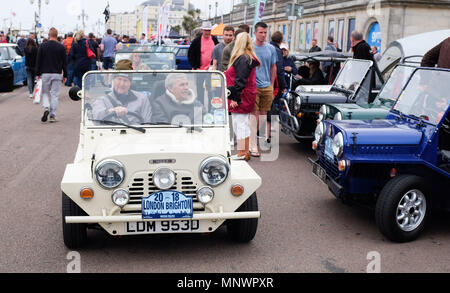 Brighton, Regno Unito. Il 20 maggio 2018. Un Mini fuma con i driver vestito come la nuova sposa il Duca e la Duchessa di Sussex si unisce alle centinaia di vetture che prendono parte alla Londra a Brighton Mini auto Run 2018 . La manifestazione è organizzata dalla London & Surrey Mini Owners Club e le automobili auto giù dal Crystal Palace di Londra Sud a Madeira unità credito Brighton: Simon Dack/Alamy Live News Foto Stock