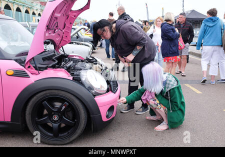Brighton, Regno Unito. Il 20 maggio 2018. Centinaia di Mini automobili e dei loro proprietari parcheggiato lungo la Brighton Seafront come essi prendono parte in Londra a Brighton Mini Run 2018 . La manifestazione è organizzata dalla London & Surrey Mini Owners Club e le automobili auto giù dal Crystal Palace di Londra Sud a Madeira unità credito Brighton: Simon Dack/Alamy Live News Foto Stock