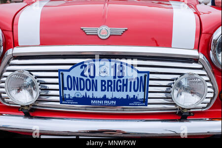 Brighton, Regno Unito. Il 20 maggio 2018. Centinaia di Mini automobili e dei loro proprietari parcheggiato lungo la Brighton Seafront come essi prendono parte in Londra a Brighton Mini Run 2018 . La manifestazione è organizzata dalla London & Surrey Mini Owners Club e le automobili auto giù dal Crystal Palace di Londra Sud a Madeira unità credito Brighton: Simon Dack/Alamy Live News Foto Stock