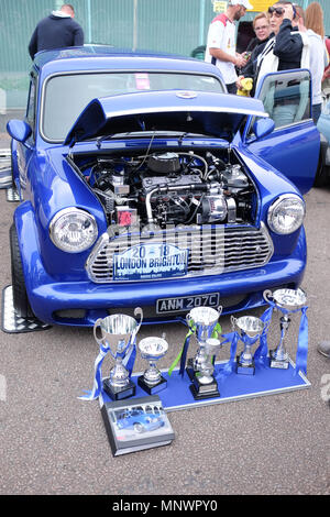 Brighton, Regno Unito. Il 20 maggio 2018. Centinaia di Mini automobili e dei loro proprietari parcheggiato lungo la Brighton Seafront come essi prendono parte in Londra a Brighton Mini Run 2018 . La manifestazione è organizzata dalla London & Surrey Mini Owners Club e le automobili auto giù dal Crystal Palace di Londra Sud a Madeira unità credito Brighton: Simon Dack/Alamy Live News Foto Stock