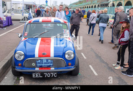 Brighton, Regno Unito. Il 20 maggio 2018. Centinaia di Mini automobili e dei loro proprietari parcheggiato lungo la Brighton Seafront come essi prendono parte in Londra a Brighton Mini Run 2018 . La manifestazione è organizzata dalla London & Surrey Mini Owners Club e le automobili auto giù dal Crystal Palace di Londra Sud a Madeira unità credito Brighton: Simon Dack/Alamy Live News Foto Stock