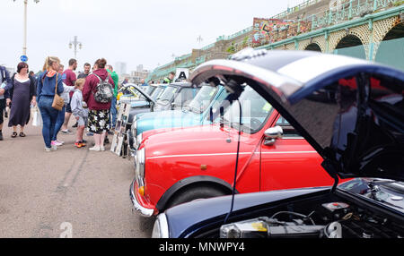 Brighton, Regno Unito. Il 20 maggio 2018. Centinaia di Mini automobili e dei loro proprietari parcheggiato lungo la Brighton Seafront come essi prendono parte in Londra a Brighton Mini Run 2018 . La manifestazione è organizzata dalla London & Surrey Mini Owners Club e le automobili auto giù dal Crystal Palace di Londra Sud a Madeira unità credito Brighton: Simon Dack/Alamy Live News Foto Stock