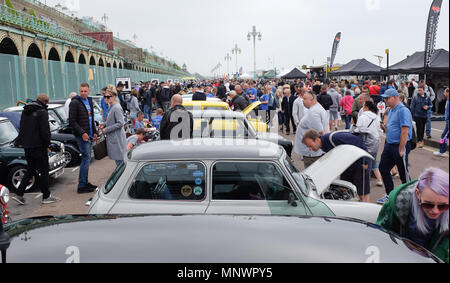 Brighton, Regno Unito. Il 20 maggio 2018. Centinaia di Mini automobili e dei loro proprietari parcheggiato lungo la Brighton Seafront come essi prendono parte in Londra a Brighton Mini Run 2018 . La manifestazione è organizzata dalla London & Surrey Mini Owners Club e le automobili auto giù dal Crystal Palace di Londra Sud a Madeira unità credito Brighton: Simon Dack/Alamy Live News Foto Stock