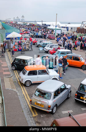 Brighton, Regno Unito. Il 20 maggio 2018. Centinaia di Mini automobili e dei loro proprietari parcheggiato lungo la Brighton Seafront come essi prendono parte in Londra a Brighton Mini Run 2018 . La manifestazione è organizzata dalla London & Surrey Mini Owners Club e le automobili auto giù dal Crystal Palace di Londra Sud a Madeira unità credito Brighton: Simon Dack/Alamy Live News Foto Stock