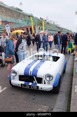 Brighton, Regno Unito. Il 20 maggio 2018. Centinaia di Mini automobili e dei loro proprietari parcheggiato lungo la Brighton Seafront come essi prendono parte in Londra a Brighton Mini Run 2018 . La manifestazione è organizzata dalla London & Surrey Mini Owners Club e le automobili auto giù dal Crystal Palace di Londra Sud a Madeira unità credito Brighton: Simon Dack/Alamy Live News Foto Stock