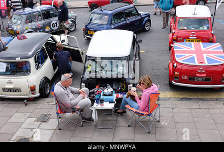 Brighton, Regno Unito. Il 20 maggio 2018. Il tempo per una buona tazza di tè sul lungomare di Brighton come Mini i proprietari di auto prendere parte in Londra a Brighton Mini Run 2018 . La manifestazione è organizzata dalla London & Surrey Mini Owners Club e le automobili auto giù dal Crystal Palace di Londra Sud a Madeira unità credito Brighton: Simon Dack/Alamy Live News Foto Stock