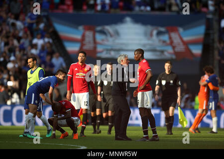 Londra, Regno Unito. Il 19 maggio 2018. Londra, Regno Unito. Il 19 maggio 2018. Paul Pogba del Manchester United con il Manchester Utd manager Jose Mourinho dopo la partita. Emirati finale di FA Cup 2018, Chelsea V Manchester United allo Stadio di Wembley a Londra il sabato 19 maggio 2018. Questa immagine può essere utilizzata solo per scopi editoriali. Solo uso editoriale, è richiesta una licenza per uso commerciale. Nessun uso in scommesse, giochi o un singolo giocatore/club/league pubblicazioni. pic da Andrew Orchard/Andrew Orchard fotografia sportiva/Alamy Live news Foto Stock