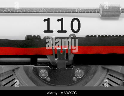 Numero 110 testo scritto da una vecchia macchina da scrivere sul foglio bianco Foto Stock