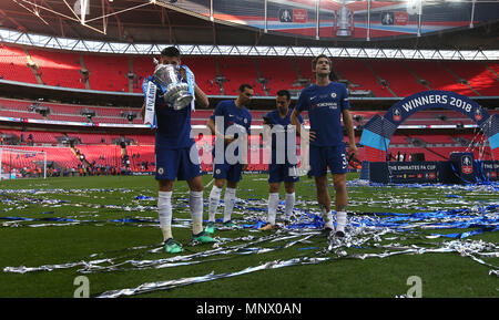 Del Chelsea appartamento Morata Alvaro (sinistra) festeggia con la FA Cup Trofeo con compagni di squadra Marcos Alonso (destra) dopo il fischio finale durante la Emirates FA Cup finale allo stadio di Wembley, Londra. Foto Stock