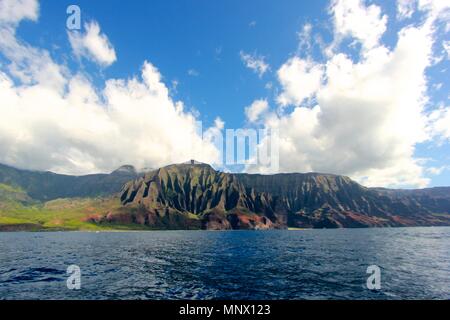 Iconico di Na Pali costa sul Kauai, Hawaii Jurassic Park sfondo mozzafiato bellezza Foto Stock