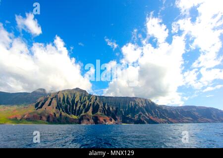 Iconico di Na Pali costa sul Kauai, Hawaii Jurassic Park sfondo mozzafiato bellezza Foto Stock