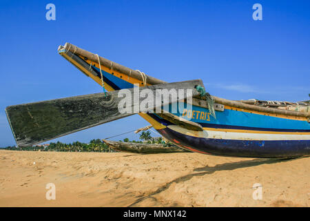 Oruwa tradizionale barca da pesca a Negombo spiaggia, Sri Lanka Foto Stock