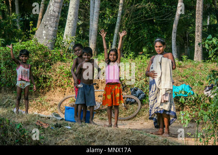 I bambini in piedi dal greto del fiume vicino al loro villaggio in Sri Lanka Foto Stock