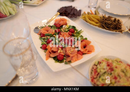 Splendidamente decorato tavolo bianco con cibo festoso Foto Stock