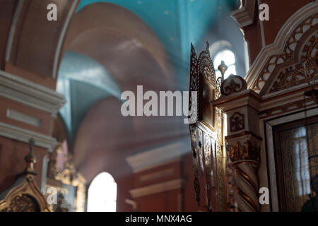 Interno della chiesa ortodossa della chiesa russa illuminato da luce dalla finestra Foto Stock