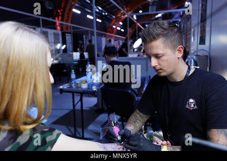 San Pietroburgo, Russia - 18 Maggio 2018: Unidentified tattoo master al lavoro durante il tattoo Show 2018. Questo anno la terza convenzione di Tattoo mastri è tenuto Foto Stock