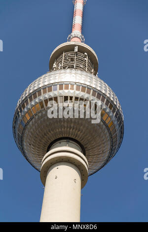 Fernsehturm televison torre vicino a Alexanderplatz di Berlino, Germania Foto Stock