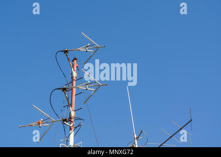 Professional Radio FM antenne per stazione radio sulla costruzione di tetto e cielo blu in background Foto Stock