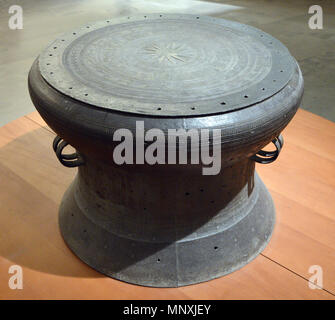 . Français : Tambour du canzone da (dit "Tambour Moulié'. Il Vietnam, Bassin du canzone da. Cultura de Dong Son II. Milieu dy premier millénaire avant notre ère. Bronzo. Inv : P 243 inglese: il tamburo dal brano da Vietnam. Dong Son II Cultura. Metà del primo millennio A.C. Bronzo . Questo file è privo di informazioni sull'autore. 1159 Tambour-song-DA2 Foto Stock
