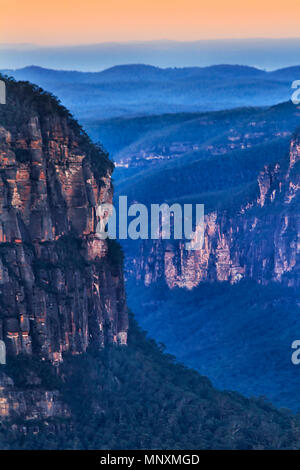 Frammento di pietra arenaria erose scogliere in montagne blu dell'Australia come si vede dal pulpito rock lookout lungo il Grand Canyon al tramonto. Foto Stock