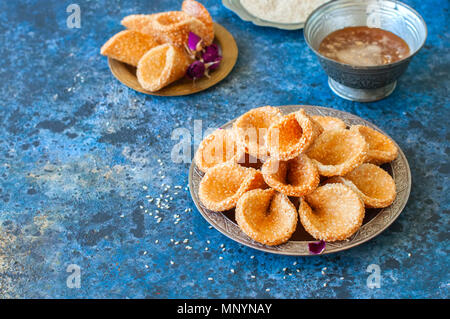 Miele e sesamo babouches - popolare arabo dessert. In arabo e in Medio Oriente il concetto di cibo Foto Stock