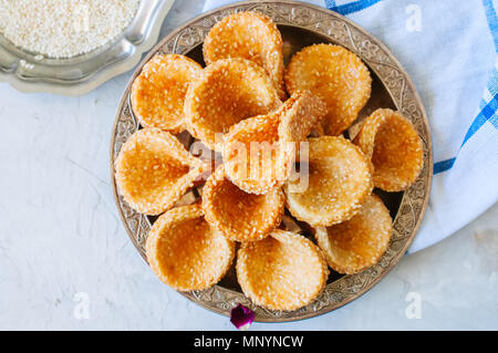 Miele e sesamo babouches - popolare arabo dessert. In arabo e in Medio Oriente il concetto di cibo Foto Stock