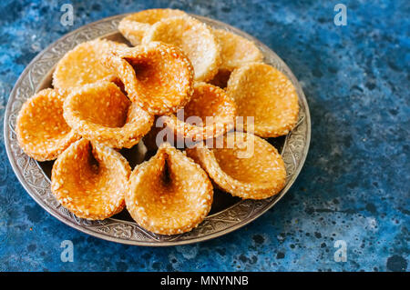 Miele e sesamo babouches - popolare arabo dessert. In arabo e in Medio Oriente il concetto di cibo Foto Stock