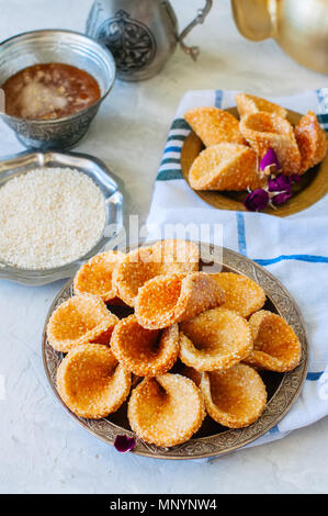 Miele e sesamo babouches - popolare arabo dessert. In arabo e in Medio Oriente il concetto di cibo Foto Stock