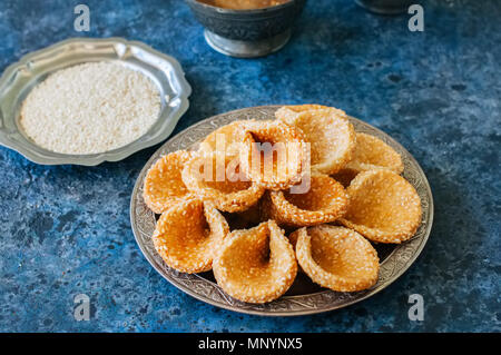 Miele e sesamo babouches - popolare arabo dessert. In arabo e in Medio Oriente il concetto di cibo Foto Stock