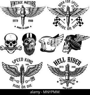 Set di biker emblemi con alato di candele di accensione. Racer cranio. Elemento di design per poster, card, logo, emblema, segno. Immagine vettoriale Illustrazione Vettoriale