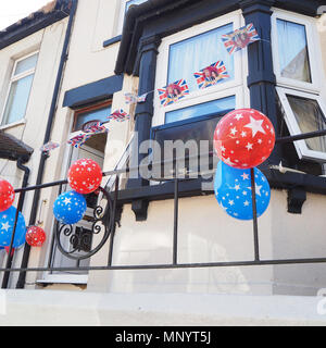 Palloncini legati alla recinzione fuori casa per una festa di nozze reale via che celebra Harry e Meghan matrimonio Foto Stock