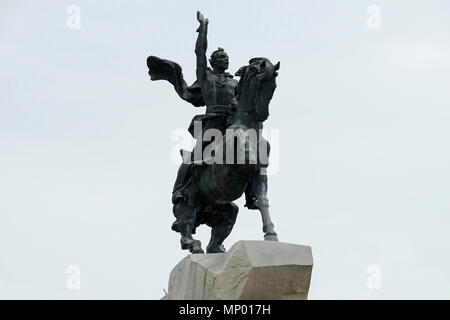 La statua di Alexander Vasilyevich Suvorov che era un militare russo leader, considerato un eroe nazionale e l'ultimo generalissimo dell'impero russo collocato nel centro di Tiraspol la capitale e il centro amministrativo dei confini internazionalmente riconosciuti della Moldavia sotto il controllo de facto della riconosciuta Pridnestrovian Repubblica Moldava anche chiamato Transnistria (PMR) dal 1992. Foto Stock