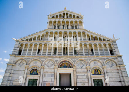 PISA, Italia - Luglio 16th, 2017 - La cattedrale medievale dell Arcidiocesi di Pisa, dedicata a Santa Maria Assunta, il cuore della Piazza dei Mirac Foto Stock