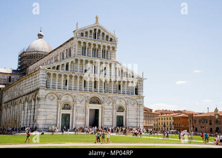 PISA, Italia - Luglio 16th, 2017 - La cattedrale medievale dell Arcidiocesi di Pisa, dedicata a Santa Maria Assunta, il cuore della Piazza dei Mirac Foto Stock