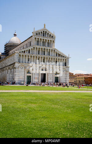 PISA, Italia - Luglio 16th, 2017 - La cattedrale medievale dell Arcidiocesi di Pisa, dedicata a Santa Maria Assunta, il cuore della Piazza dei Mirac Foto Stock