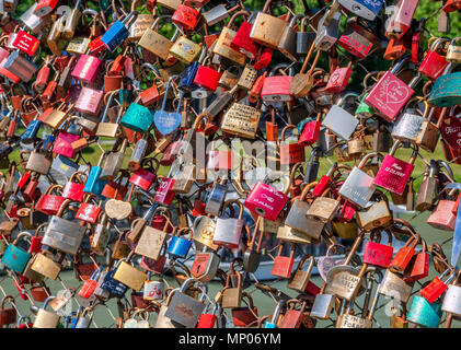 Amore si blocca su Makartsteg ponte sopra il fiume Salzach, Salisburgo, Stato di Salisburgo, Austria, Europa Foto Stock