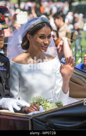 Foto datata maggio xix mostra il principe Harry e Meghan Markle saluto la folla in Windsor su Kings Road dopo il loro matrimonio. Il principe Harry e Meghan Markle sono stati dichiarati marito e moglie, a seguito di una cerimonia presso il Castello di Windsor. La coppia scambiati i voti e di squilli prima che la regina e 600 ospiti in corrispondenza alla cappella di San Giorgio. Indossa un abito dal designer britannico Clare Waight Keller, Ms Markle è stato incontrato dal Principe Carlo, che camminava lei giù il corridoio. A seguito del loro matrimonio, la coppia sarà noto come il Duca e la Duchessa di Sussex. Foto Stock