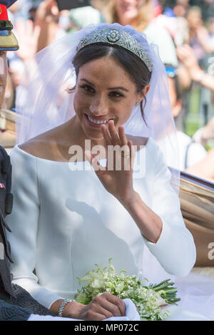 Foto datata maggio xix mostra il principe Harry e Meghan Markle saluto la folla in Windsor su Kings Road dopo il loro matrimonio. Il principe Harry e Meghan Markle sono stati dichiarati marito e moglie, a seguito di una cerimonia presso il Castello di Windsor. La coppia scambiati i voti e di squilli prima che la regina e 600 ospiti in corrispondenza alla cappella di San Giorgio. Indossa un abito dal designer britannico Clare Waight Keller, Ms Markle è stato incontrato dal Principe Carlo, che camminava lei giù il corridoio. A seguito del loro matrimonio, la coppia sarà noto come il Duca e la Duchessa di Sussex. Foto Stock