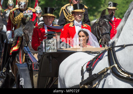 Foto datata maggio xix mostra il principe Harry e Meghan Markle saluto la folla in Windsor su Kings Road dopo il loro matrimonio. Il principe Harry e Meghan Markle sono stati dichiarati marito e moglie, a seguito di una cerimonia presso il Castello di Windsor. La coppia scambiati i voti e di squilli prima che la regina e 600 ospiti in corrispondenza alla cappella di San Giorgio. Indossa un abito dal designer britannico Clare Waight Keller, Ms Markle è stato incontrato dal Principe Carlo, che camminava lei giù il corridoio. A seguito del loro matrimonio, la coppia sarà noto come il Duca e la Duchessa di Sussex. Foto Stock