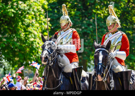 Royal Wedding. I piloti della vita delle guardie, Cavalleria per uso domestico che conduce il carrello processione lungo la lunga passeggiata, Windsor Great Park, Inghilterra. Foto Stock