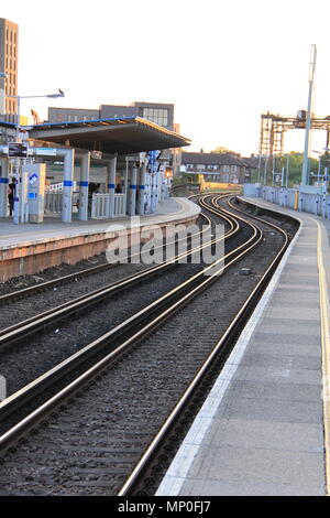 Attesa per la overground treno da Londra su una soleggiata sera alla stazione ferroviaria di Greenwich, Greenwich, London, England, Regno Unito, Peter Grant Foto Stock