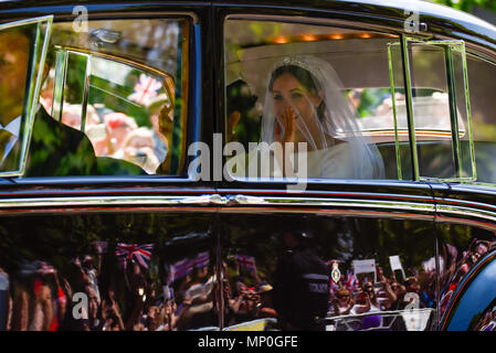 Meghan Markle e madre Doria Ragland arrivando per il Royal Wedding in un'annata Rolls Royce Phantom guida a velocità lungo la lunga passeggiata, Windsor Foto Stock