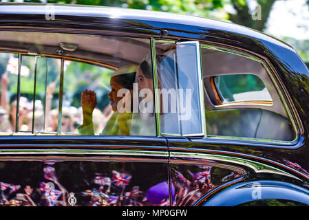 Meghan Markle e madre Doria Ragland arrivando per il Royal Wedding in un'annata Rolls Royce Phantom guida a velocità lungo la lunga passeggiata, Windsor Foto Stock