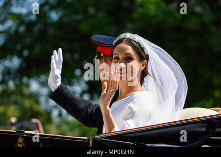 Meghan Markle e il principe Harry carrello processione dopo il Royal Wedding a Windsor. Sul lungo cammino. Il Duca e la Duchessa di Sussex. Abito da sposa Foto Stock